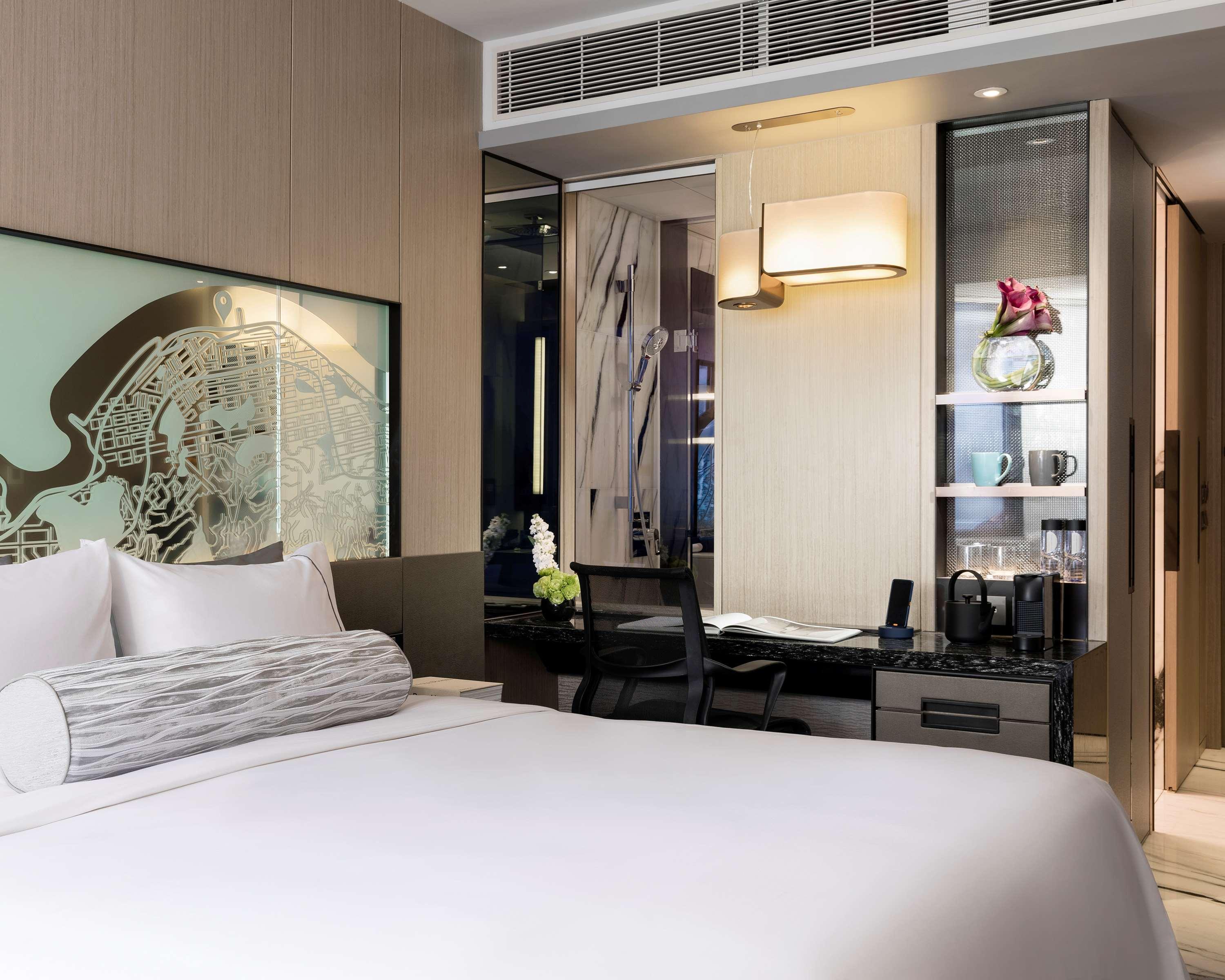 Отель Hyatt Centric Victoria Harbour Гонконг Экстерьер фото
