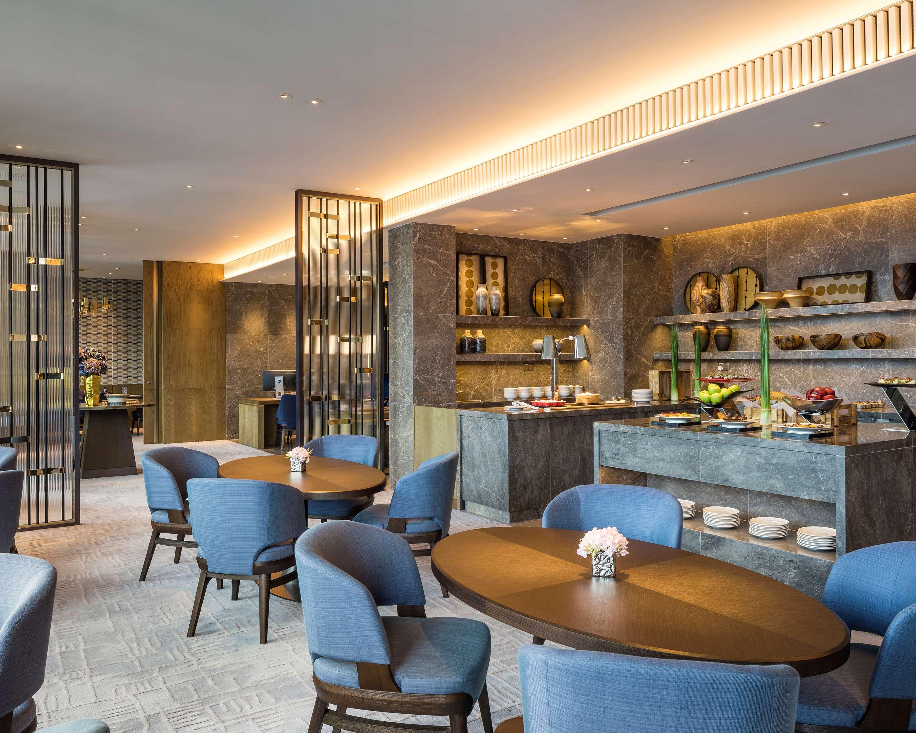 Отель Hyatt Centric Victoria Harbour Гонконг Экстерьер фото