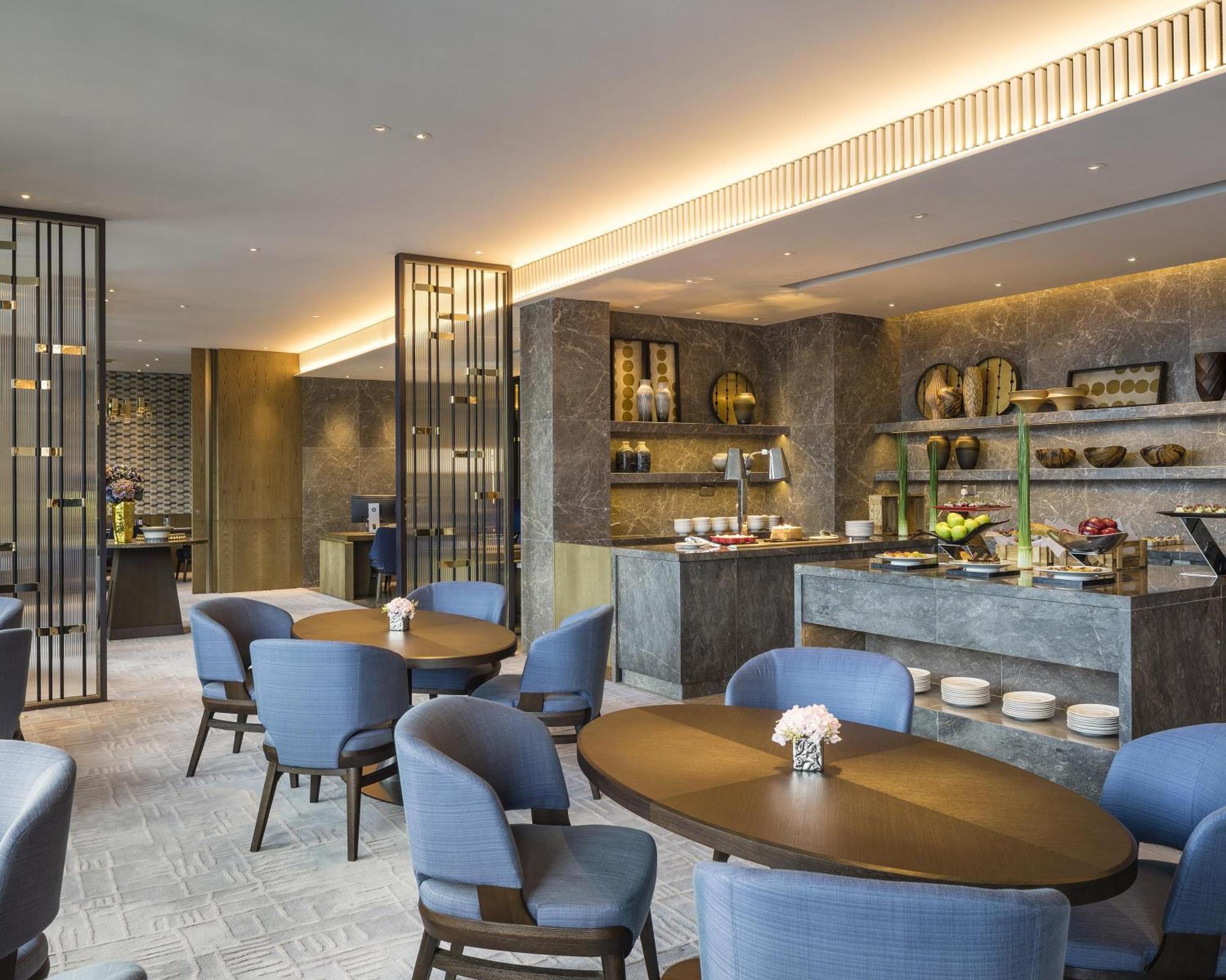 Отель Hyatt Centric Victoria Harbour Гонконг Экстерьер фото