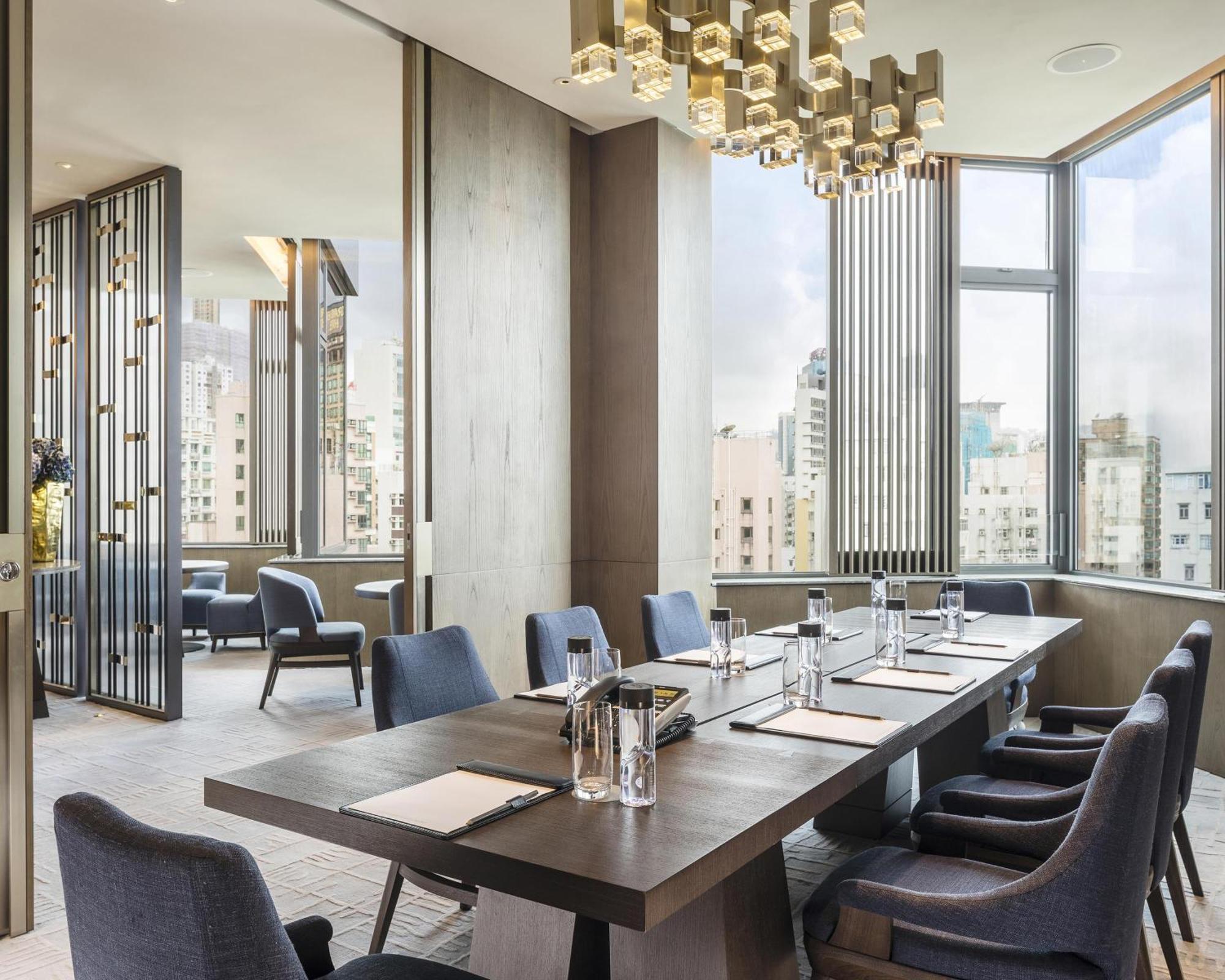 Отель Hyatt Centric Victoria Harbour Гонконг Экстерьер фото