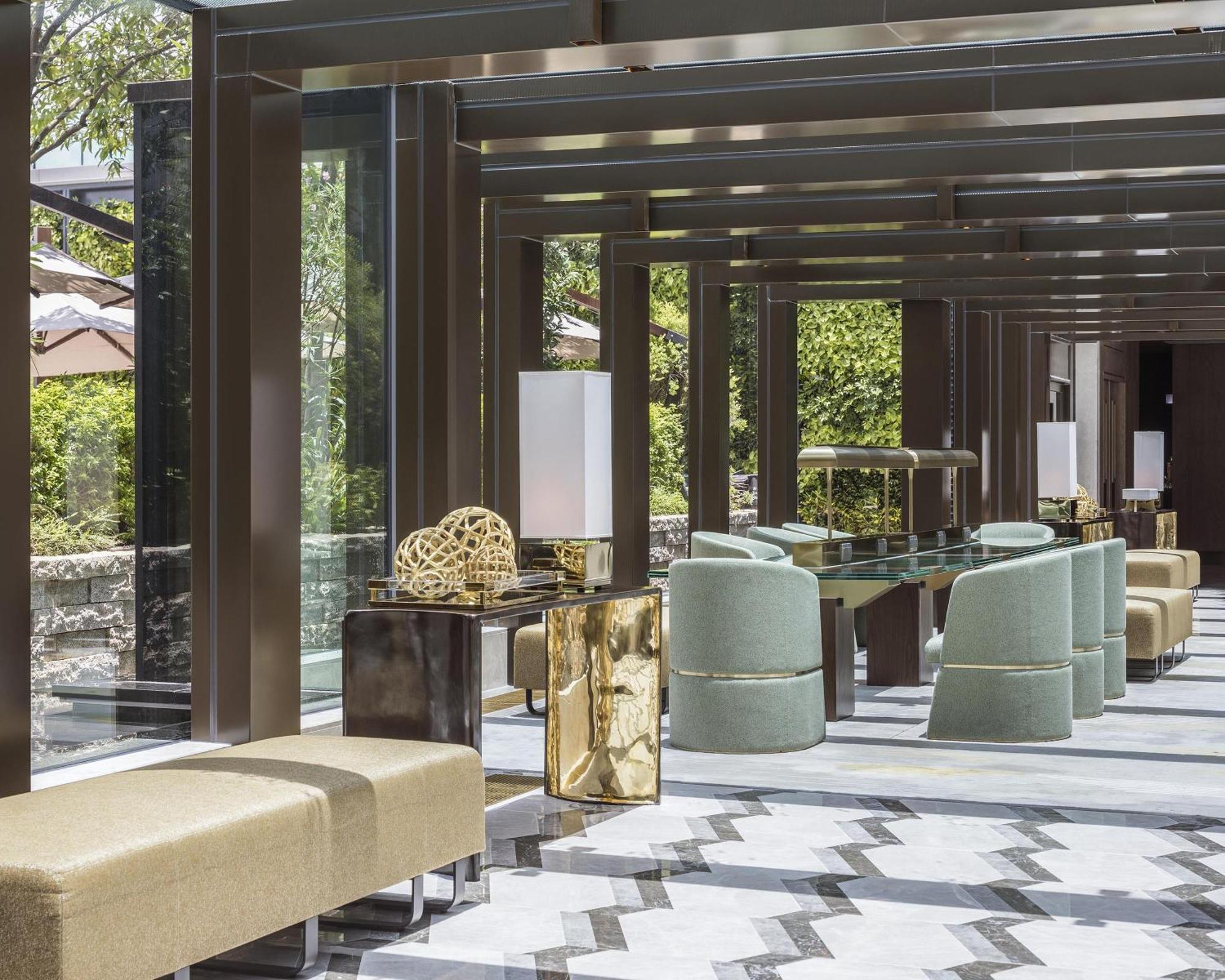 Отель Hyatt Centric Victoria Harbour Гонконг Экстерьер фото