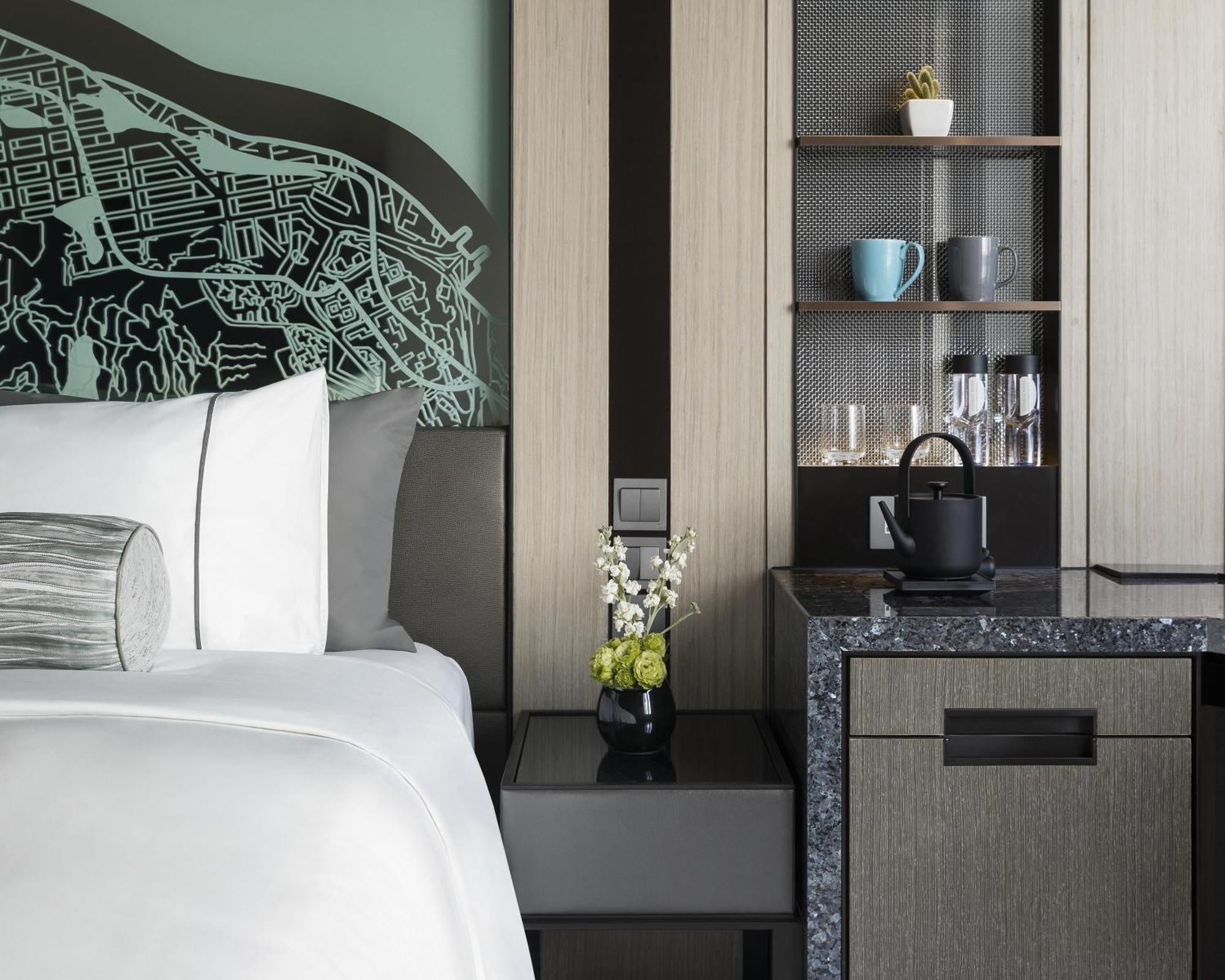 Отель Hyatt Centric Victoria Harbour Гонконг Экстерьер фото