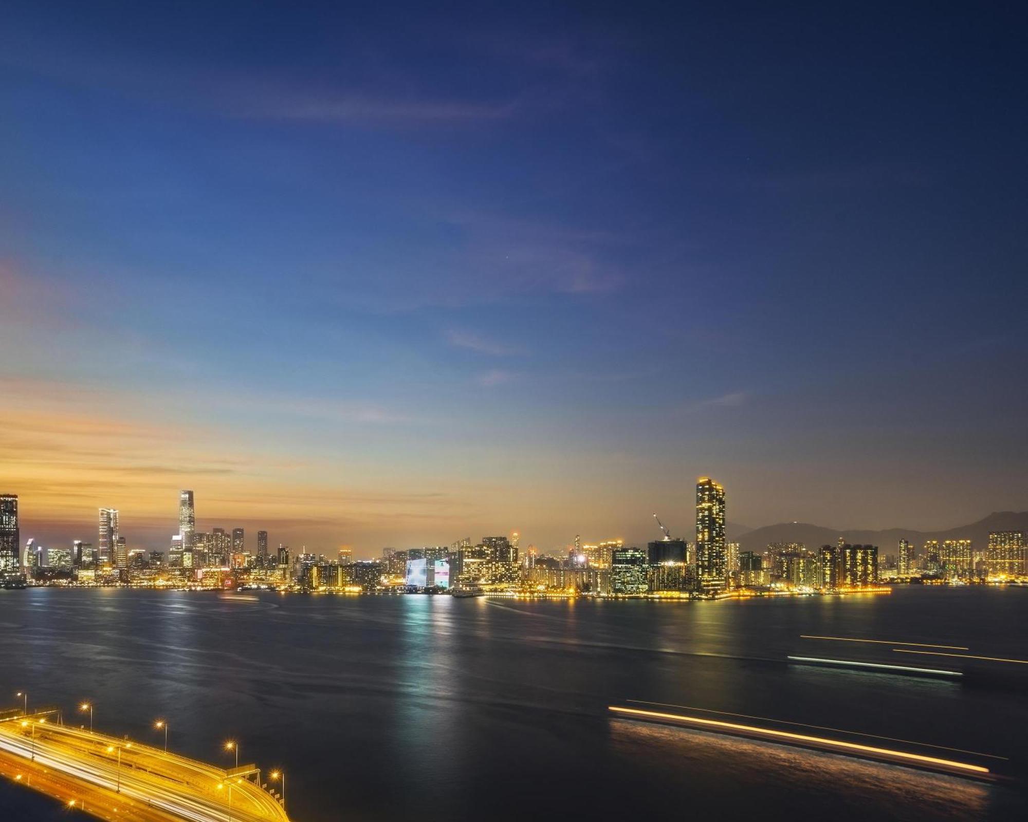Отель Hyatt Centric Victoria Harbour Гонконг Экстерьер фото