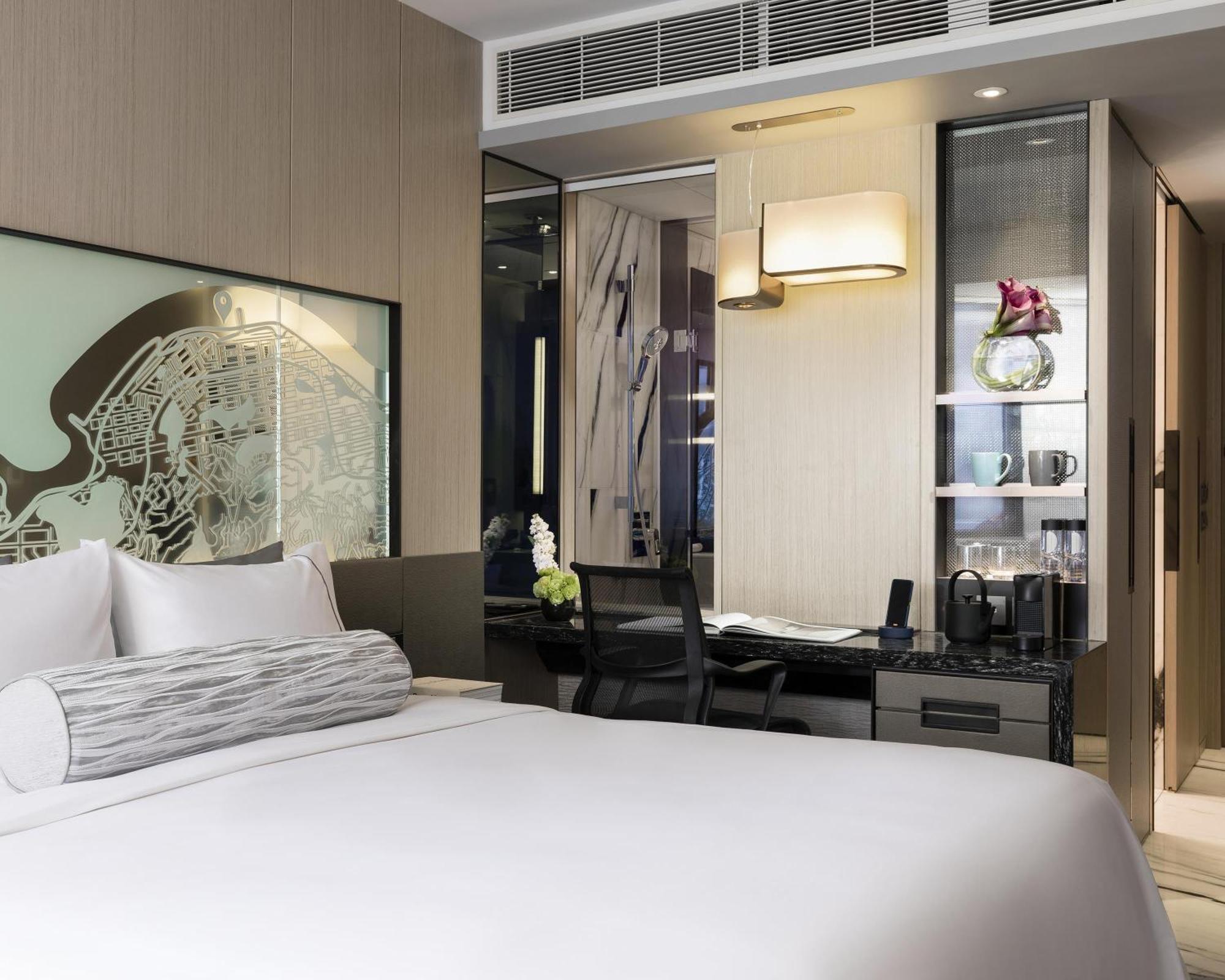 Отель Hyatt Centric Victoria Harbour Гонконг Экстерьер фото
